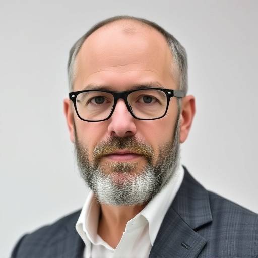 Ritratto di Marco Bianchi, il responsabile della consulenza strategica di Horizonte Nuovo, un uomo con la barba e gli occhiali.